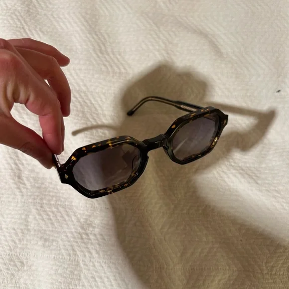 Classic Tortoise Shell Sunglasses - Picture 1 of 7